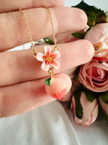 🍑 Collier doré Bill Skinner pêche & fleur – Bijou fantaisie en émail peint à la main