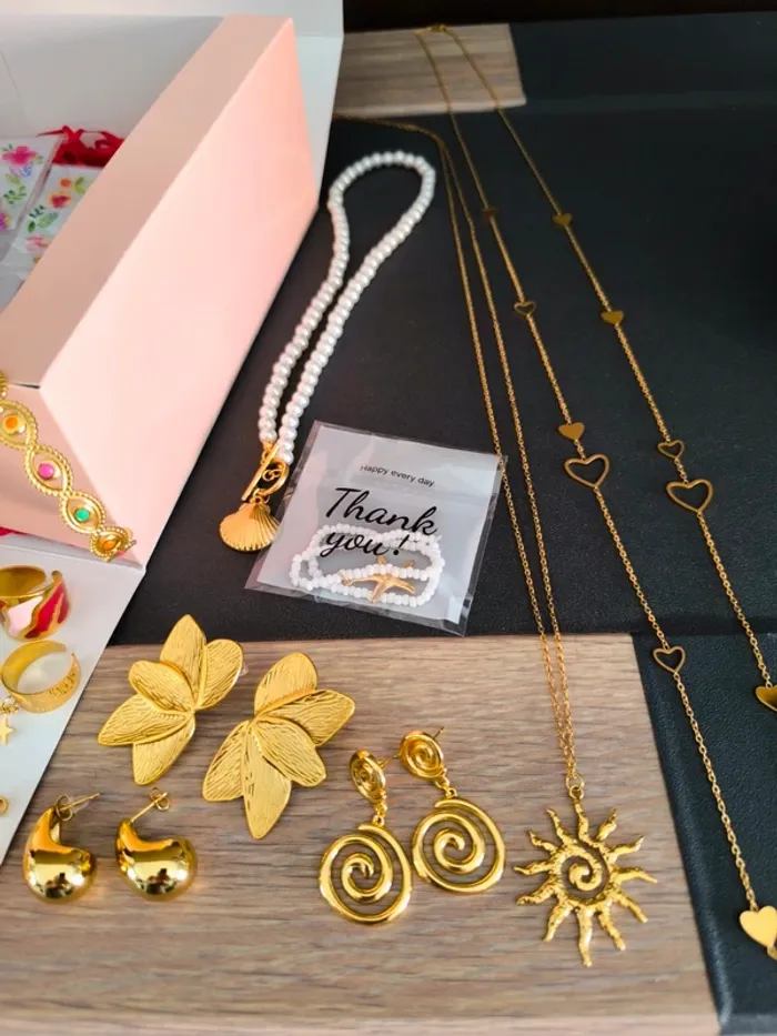 Lot de 40 bijoux dorés, blancs et roses - photo numéro 12
