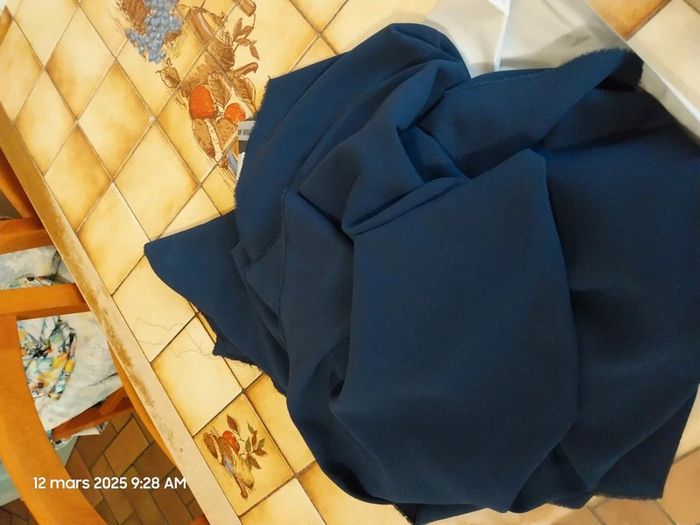 Coupon de 1.40 m x 1.40 m Tissu crêpe de polyester marine - Mondial Tissus - photo numéro 6