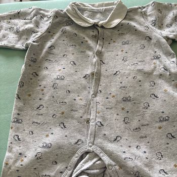 Vends pyjama ouverture avec boutons entièrement sur le devant bout chou 12 mois en très bon état