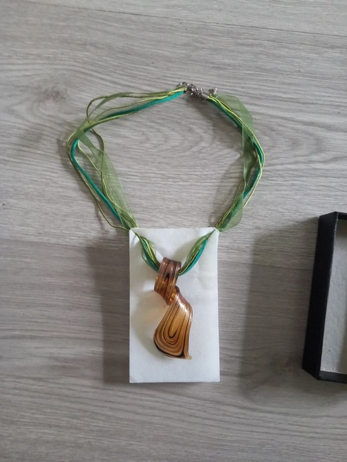 Collier pendentif en verre - photo numéro 2