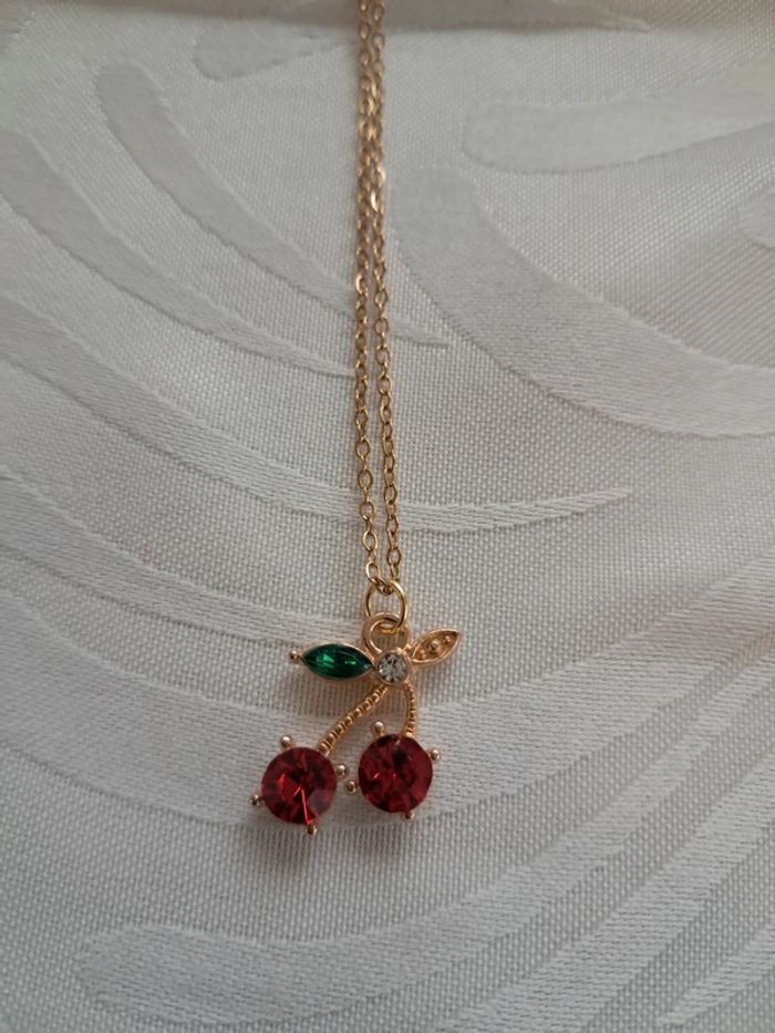 Collier cerise