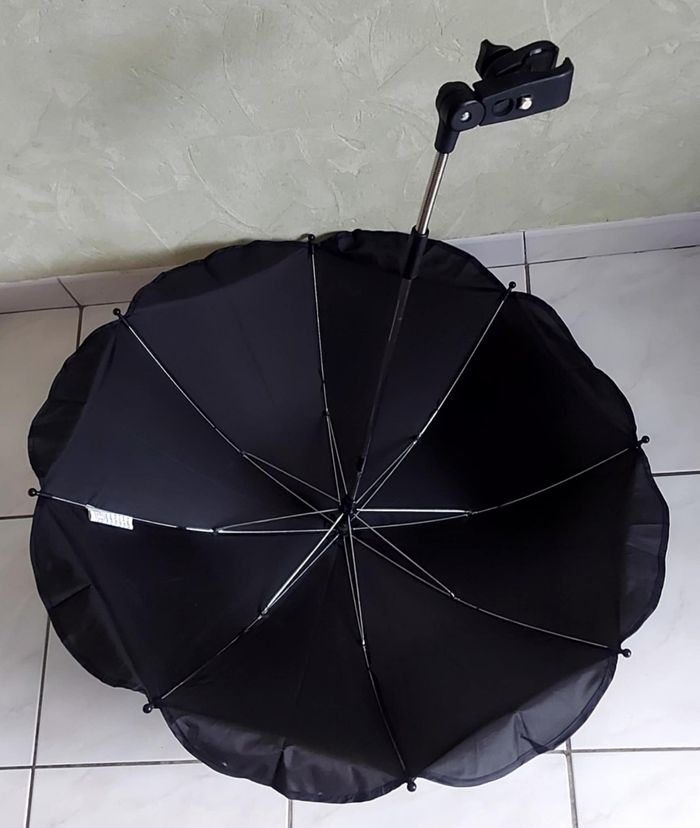 Poussette de couleur noire et framboise avec son ombrelle - photo numéro 9