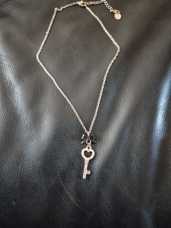 collier ras de cou avec pendentif clef