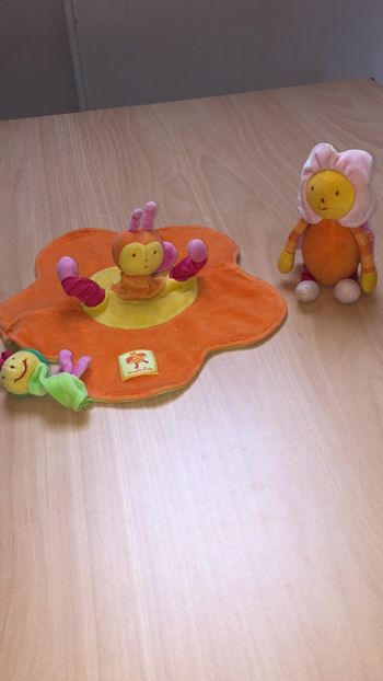 Lot de 2 doudous moulin roty et une autre en deco qui était collée sur une lampe.