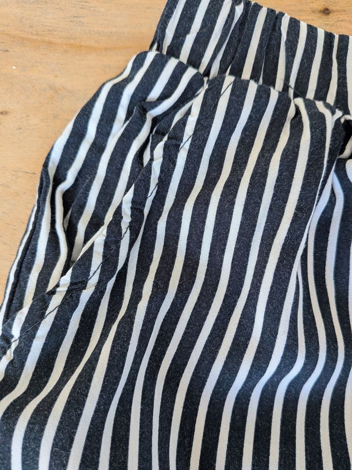 Short été rayé noir et blanc 10 ans - photo numéro 3