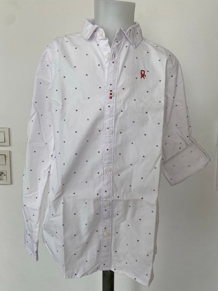 Chemise blanche à motifs bleus / 10 ans