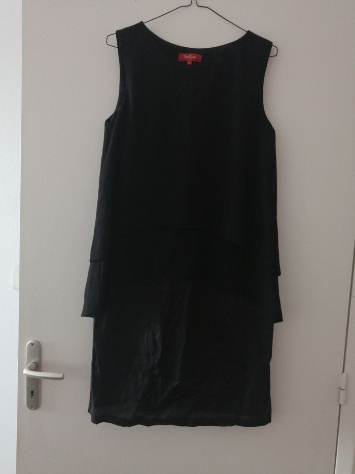Robe noire à volent