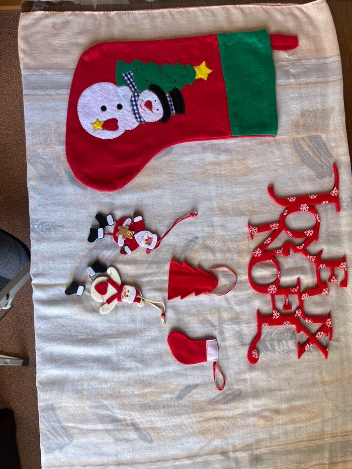 Lot d’éléments en feutrine pour décorer le sapin de Noël ou bien la cheminée . - photo numéro 2