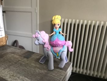 Figurine mini poupée cendrillon et son cheval
