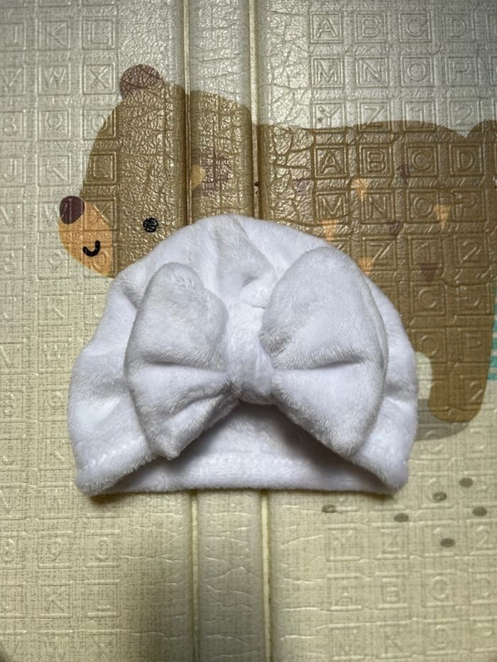 Bonnet polaire avec un gros noeud