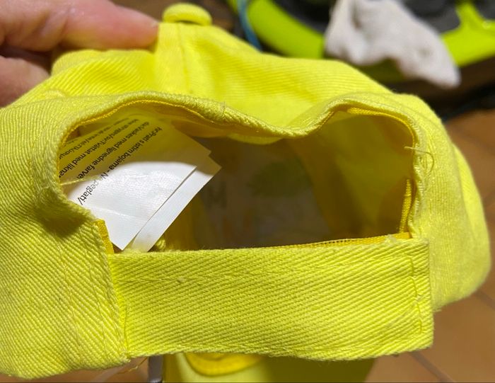 Casquette Mickey couleur jaune taille 50 bon état - photo numéro 3