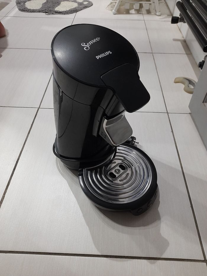 Cafetière Senseo
Traces de calcaire dans le réservoir
Bon état