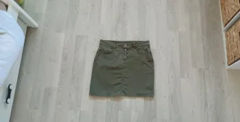 Jupe femme kaki, taille 40, marque Kiabi, en bon état.