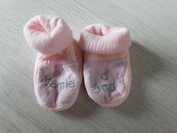 Chaussons de naissance bébé fille roses Mamie d’amour