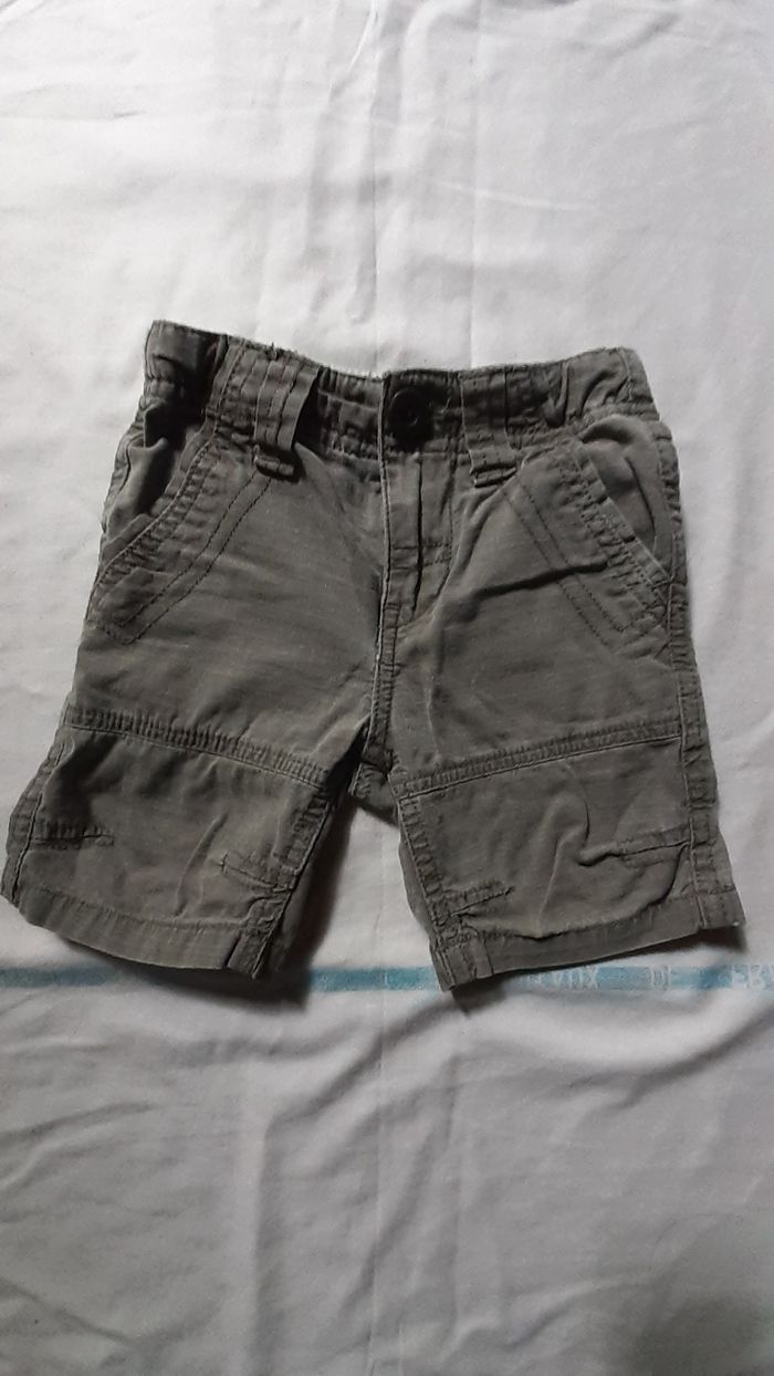 Short gris kaki avec poches plaquées derrière