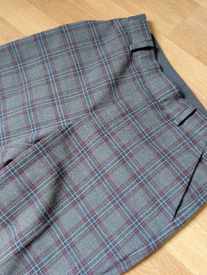 Pantalon droit ajusté gris à carreaux style old school tendance automnal. Taille élastique, 60-63cm matière type lainage. Marque Uniqlo Taille 34 XS
Très bon état - photo numéro 7