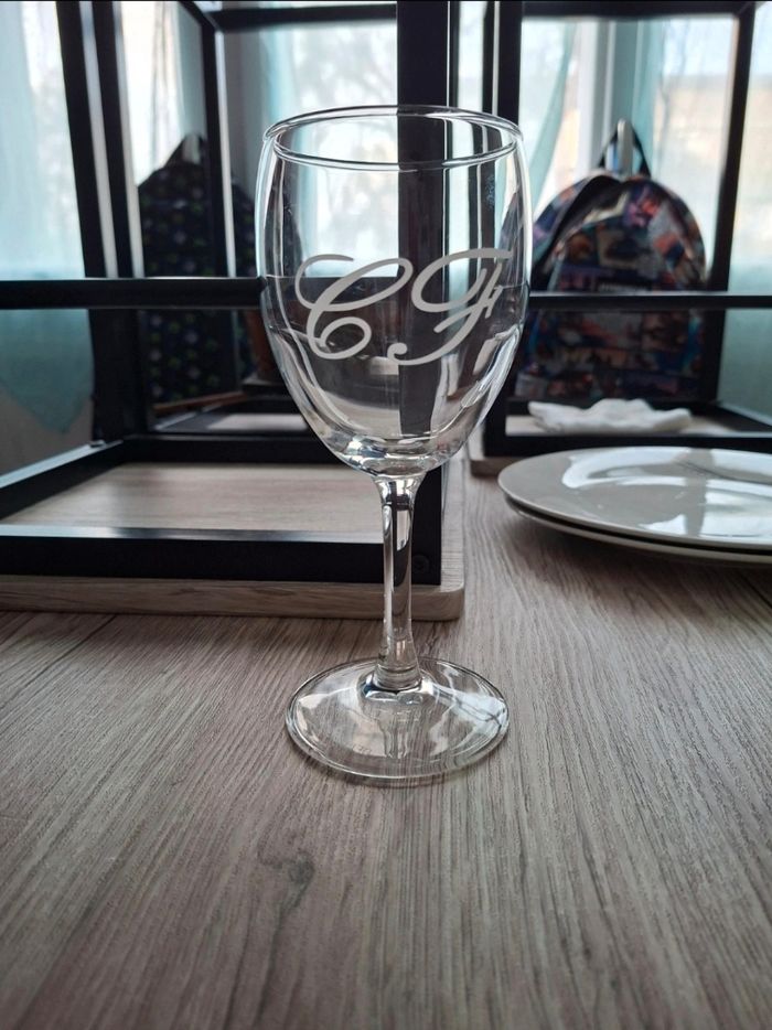Grand verre à pied avec initiales CF