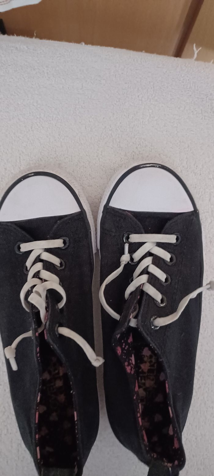 Très belle paire de baskets fille Pointure 33 - photo numéro 2