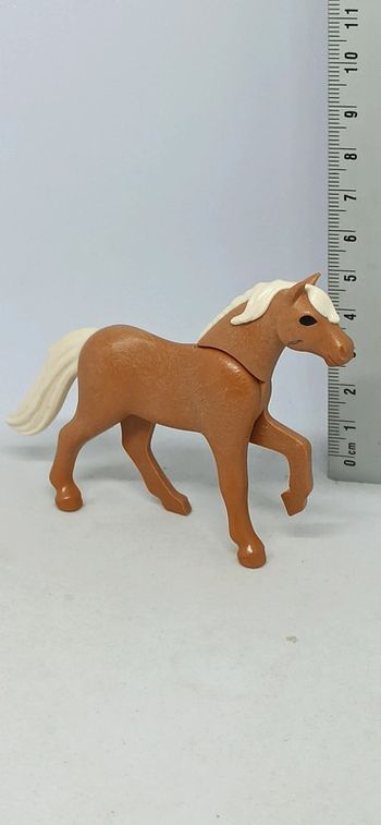 Poulain marron avec patte levée playmobil