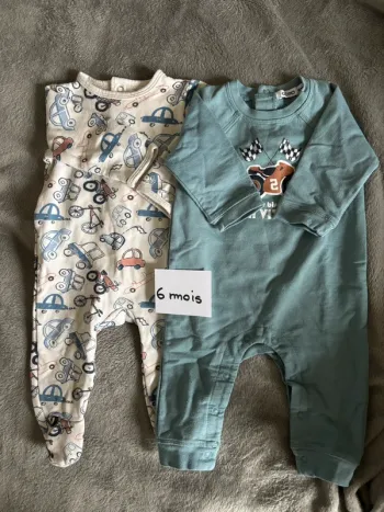 Deux pyjamas Bébé