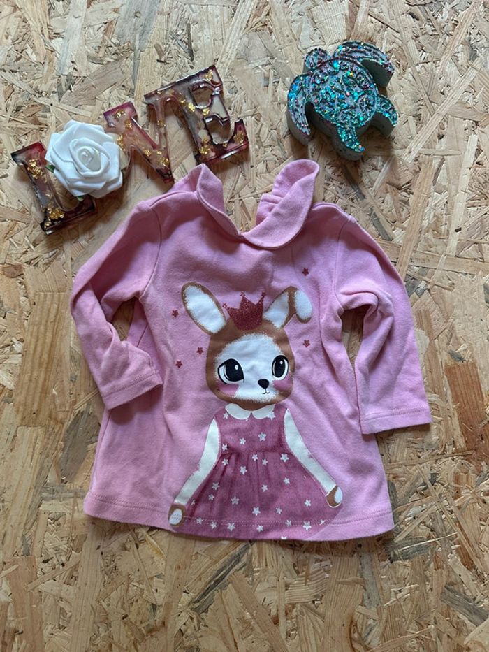 Adorable haut rose bébé avec lapin