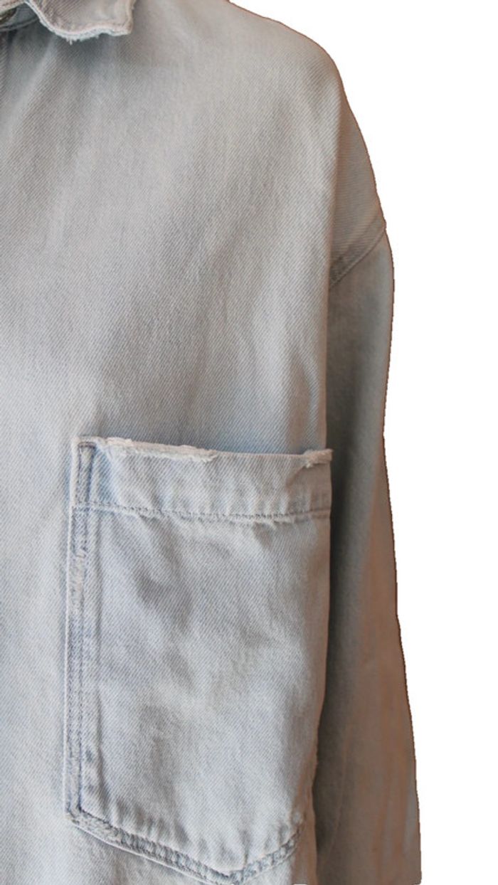 veste chemise sur chemise en jeans bleu clair effet used marque zara taille indiquée S = 36/38/40 - photo numéro 2