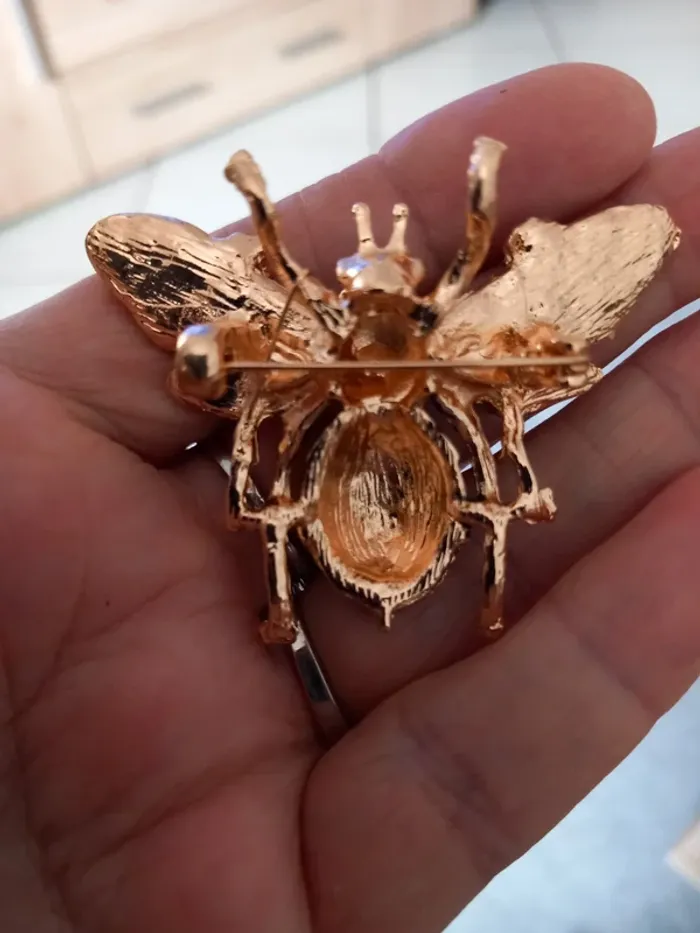 Grande broche en forme d abeille dorée - photo numéro 6