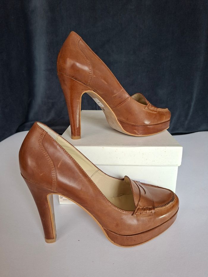 Escarpins Georgia Rose en cuir camel, talons hauts avec plateforme, style mocassin. - photo numéro 2