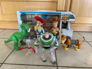 Coffret 6 figurines Toy Story 4 (avec boîte camping car)