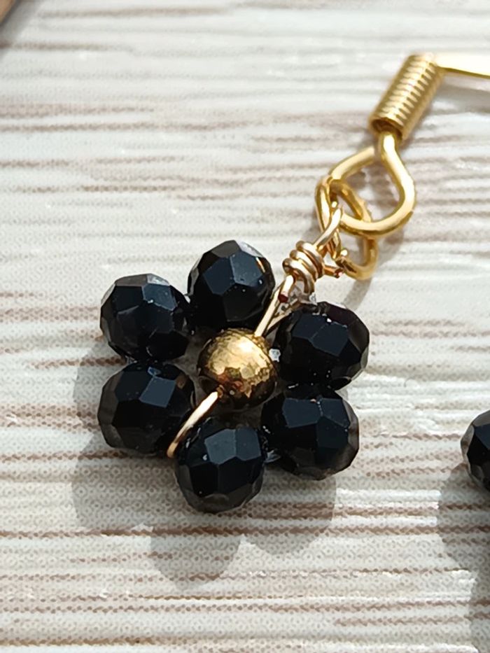 Boucles d'oreilles fleurs noires et doré - photo numéro 3