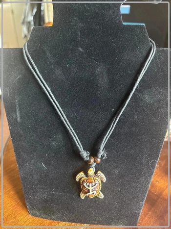 Collier tortue en résine