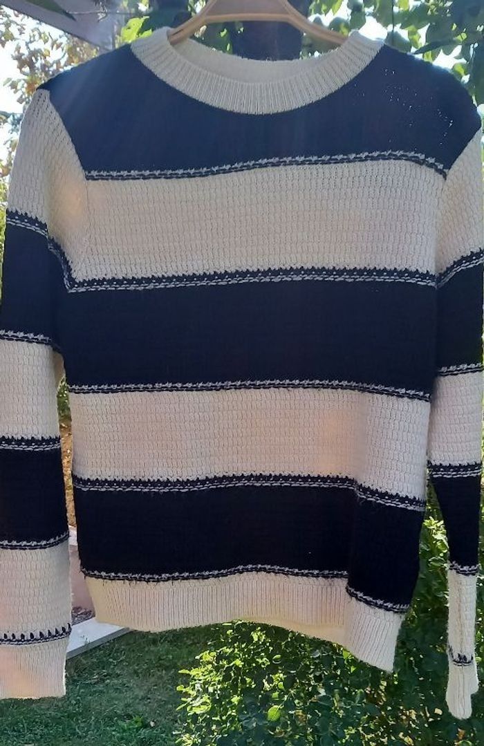 pull rayé noir et blanc