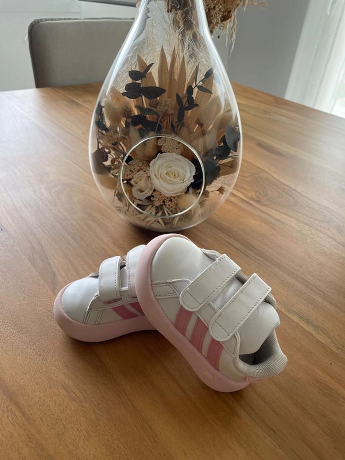 Basket adidas grand court blanche et rose T.20