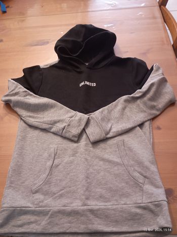 Sweat à capuche t. XS (14 ans)