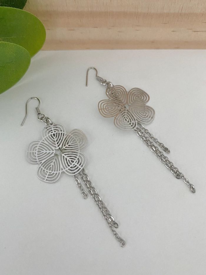 Boucles d’oreilles pendantes - chaînettes et fleurs - 🌸 - photo numéro 3