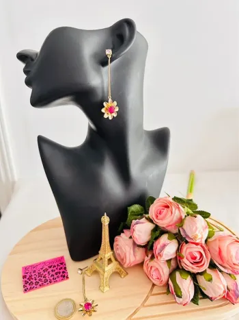 🌸 Boucle d’oreille pendante Betsey Johnson – Fleur dorée & cristal rose fuchsia