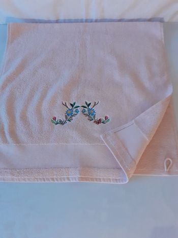 Serviette éponge bouquet champêtre & des papillons brodé