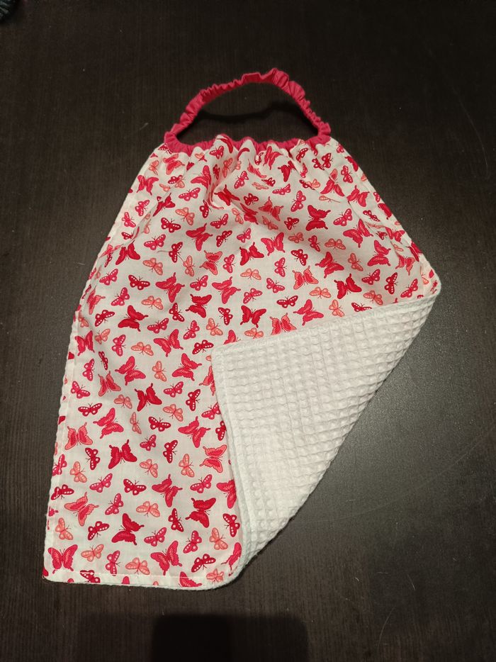 Bavoir fille lavable , doublé nid d'abeille, élastique , maternelle. Motif papillons roses - photo numéro 2