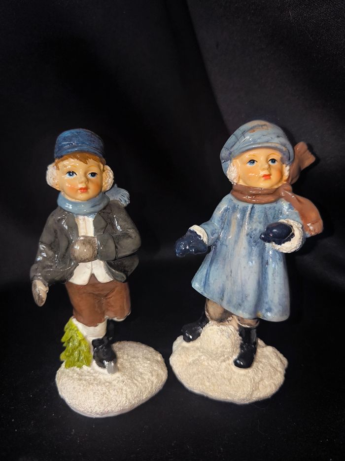 Lot de 2 charmantes figurines  décoration Noël enfants jouant céramique neuves - photo numéro 2