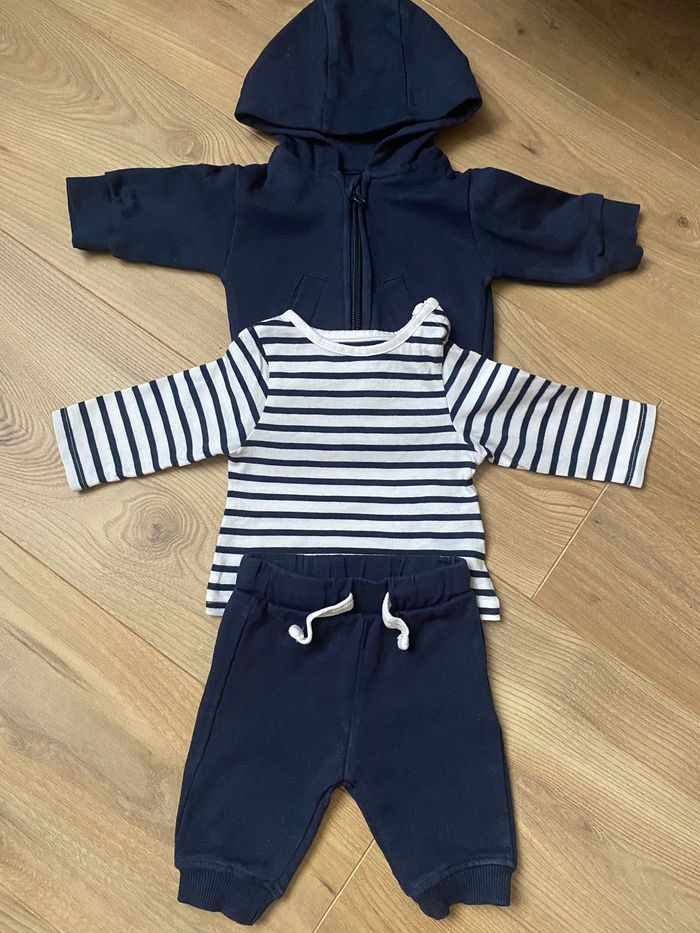 Ensemble t-shirt + sweat + jogging - 1 Mois