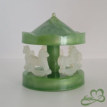 Le carrousel en résine vert prairie avec des chevaux blancs !! 🎠