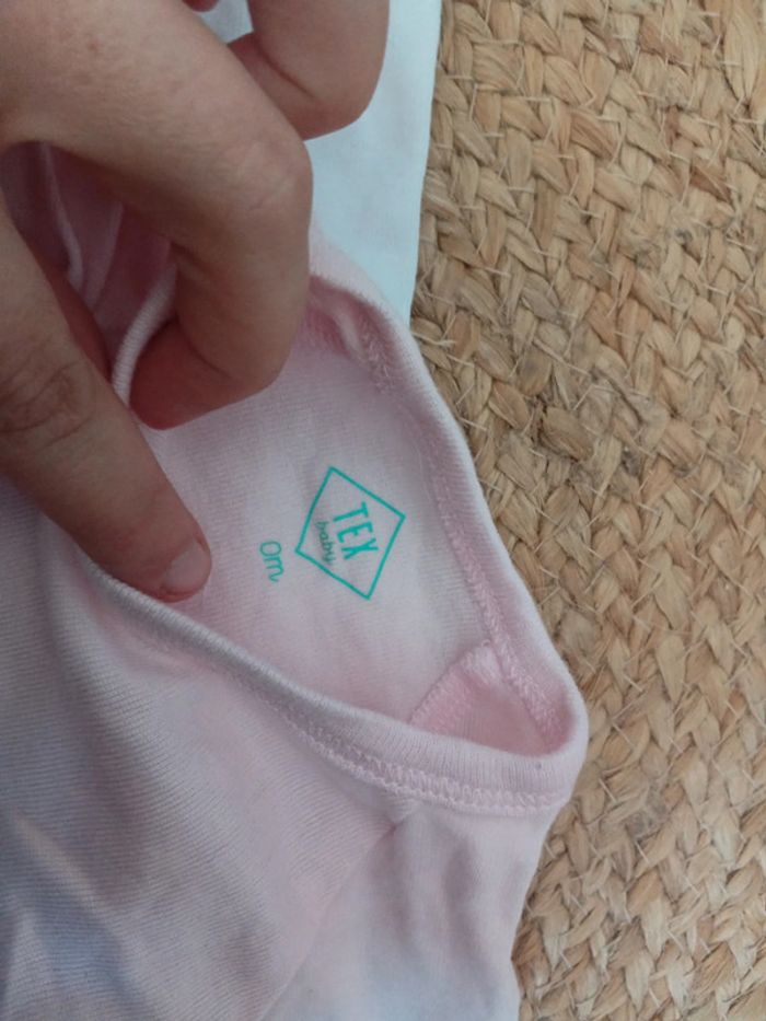 3 bodies 1mois Différente marque 0 mois - photo numéro 4