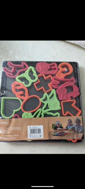 Lot de 17 emporte-pièces pâtissiers + un plateau. Marque cuisine Élégance.
