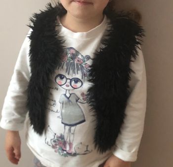 Gilet sans manches fausse fourrure noire