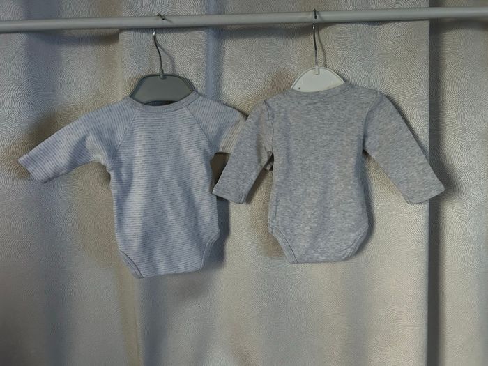 2 body croisés gris naissance Kiabi en parfait état - photo numéro 3