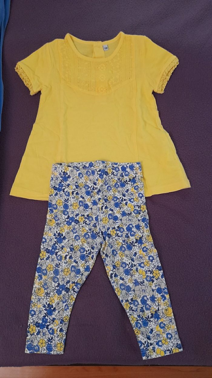 Ensemble 2 pièces T-shirt manches courtes et legging. Taille 12 mois.