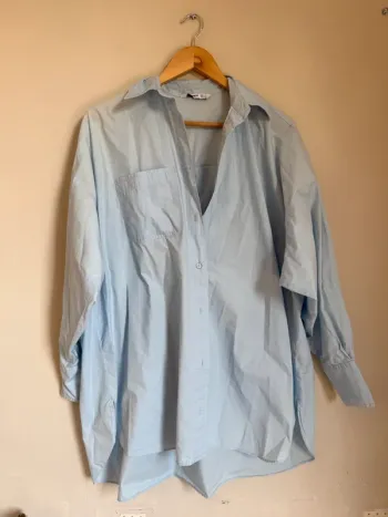 Chemise bleue longue Stradivarius