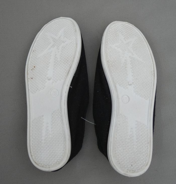 Chaussons noirs Taille 28 neufs - photo numéro 3