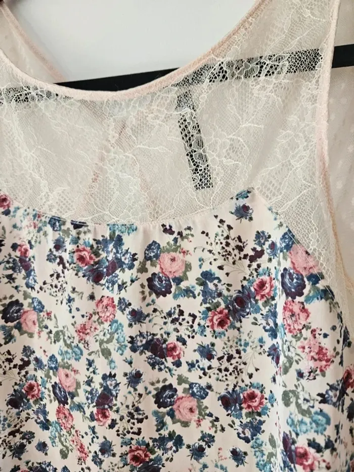 Top fleuri romantique à dentelle – effet satiné, parfait été 🌸 - photo numéro 2